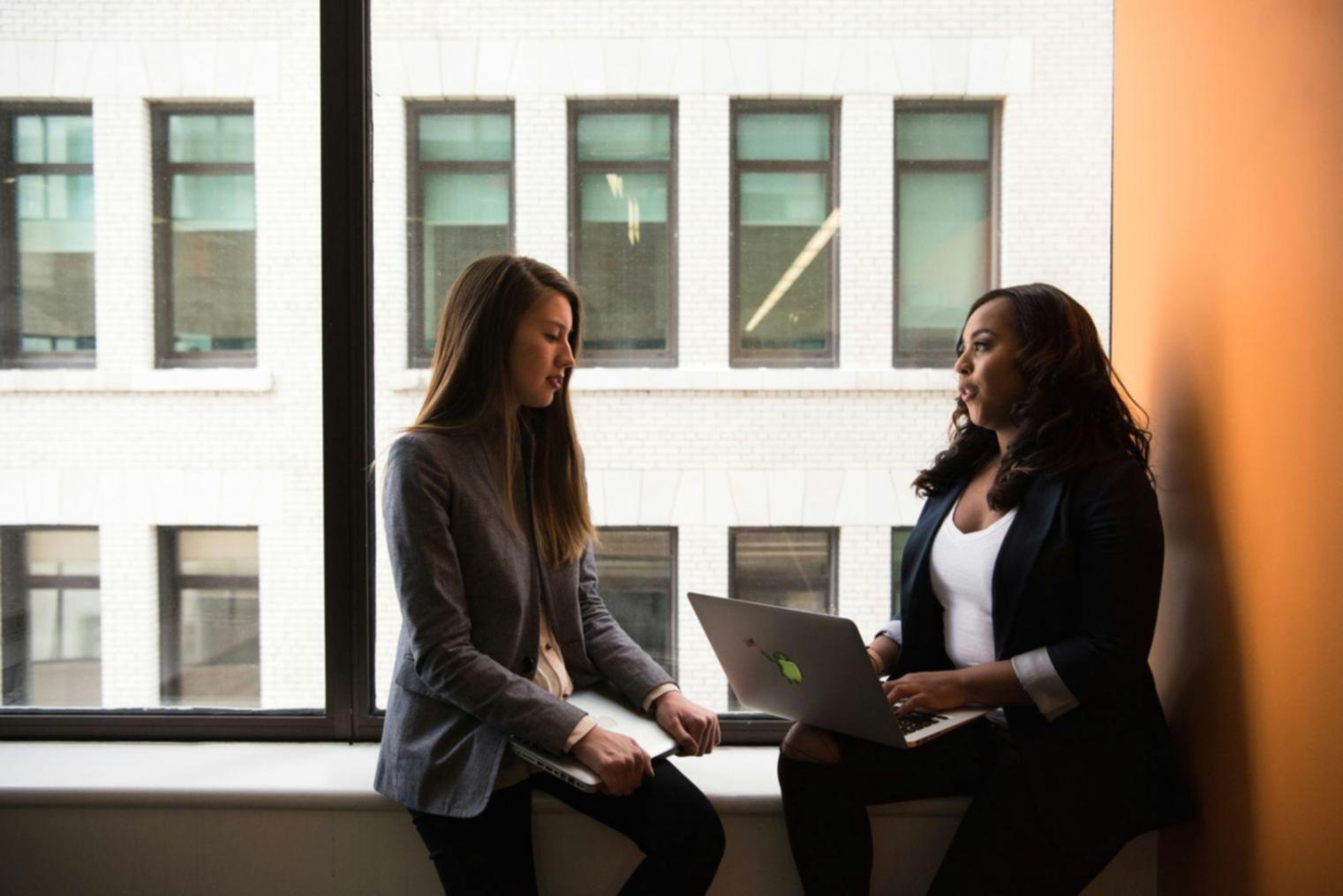 Professionelle Finanzberatung in modernem Büroumfeld